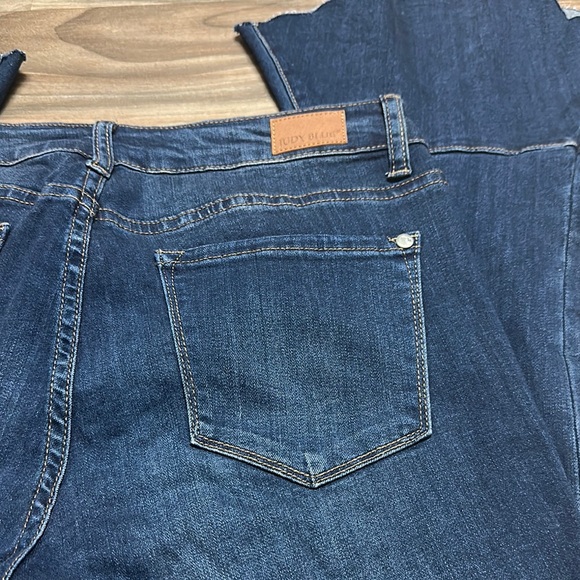 Judy Blue Crop Flare Fit Blue Raw Hem Jeans Size 5/27 - Picture 8 of 9